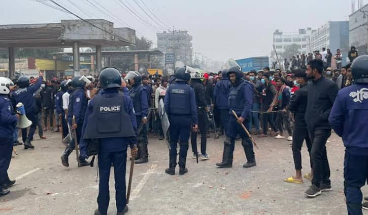 গাজীপুরে নতুন কাঠামোয় বেতনের দাবিতে শ্রমিকদের বিক্ষোভ-সংঘর্ষ নতুন বেতন কাঠামো বাস্তবায়নের দাবিতে গাজীপুরের কালিয়াকৈর উপজেলার মৌচাক এলাকায় কারখানার শ্রমিকরা বিক্ষোভ করেছে। সোমবার (২২ জানুয়ারি) সকালে কোকোলা ফুড প্রোডাক্ট লিমিটেড কারখানার সামনে এ ঘটনা ঘটে। শ্রমিক, পুলিশ ও এলাকাবাসী জানান, সরকার ঘোষিত নতুন বেতন কাঠামো বাস্তবায়নের দাবিতে কোকোলা ফুড প্রোডাক্ট লিমিটেড কারখানার শ্রমিকরা কারখানার গেটের সামনে অবস্থান নিয়ে বিক্ষোভ করে। একপর্যায়ে তারা মৌচাক এলাকায় ঢাকা-টাঙ্গাইল মহাসড়ক অবরোধ করে। এতে মহাসড়কটিতে দীর্ঘ যানজটের সৃষ্টি হয়। এ সময় কারখানার ভেতরে অবস্থান করা স্টাফ ও শ্রমিকরা বাইরে অবস্থান করা শ্রমিকদের ওপর ইটপাটকেল নিক্ষেপ করে। এতে বাইরে থাকা শ্রমিক ও কারখানার ভেতরের শ্রমিকদের মাঝে পাল্টাপাল্টি ইটপাটকেল নিক্ষেপের ঘটনা ঘটে। এতে আহত কয়েকজন শ্রমিককে উদ্ধার করে বিভিন্ন হাসপাতাল ও ক্লিনিকে পাঠানো হয়েছে। গাজীপুর শিল্প পুলিশের অতিরিক্ত পুলিশ সুপার দীপক মজুমদার জানান, শ্রমিক বিক্ষোভের খবর পেয়ে পুলিশ ঘটনাস্থলে যায়। এ সময় শ্রমিকদের বোঝানোর চেষ্টা করলে শ্রমিকরা উত্তেজিত হয়ে পড়ে। একপর্যায়ে শ্রমিকরা কারখানা ভাঙচুরের চেষ্টা করে এবং মহাসড়ক অবরোধ করে রাখে। পরে পুলিশ বাধ্য হয়ে টিয়ারশেল ও সাউন্ড গ্রেনেড নিক্ষেপ করে। এতে শ্রমিকরা ছত্রভঙ্গ হয়ে গেলে পরিস্থিতি স্বাভাবিক হয়।