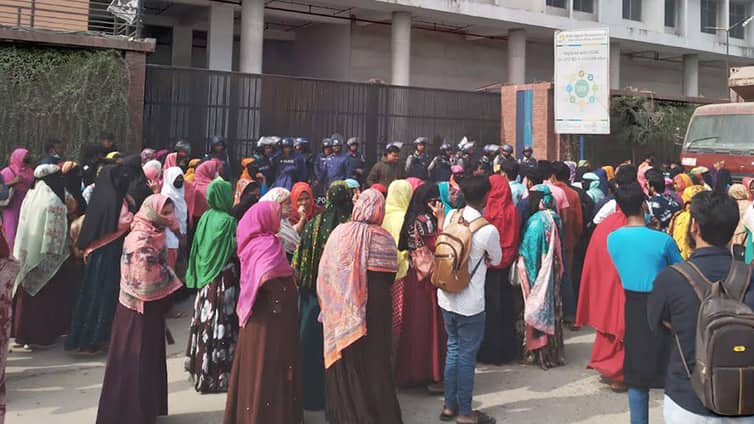 গাজীপুরে পোশাক শ্রমিকদের বিক্ষোভ গাজীপুরে পোশাক শ্রমিকদের বিক্ষোভ