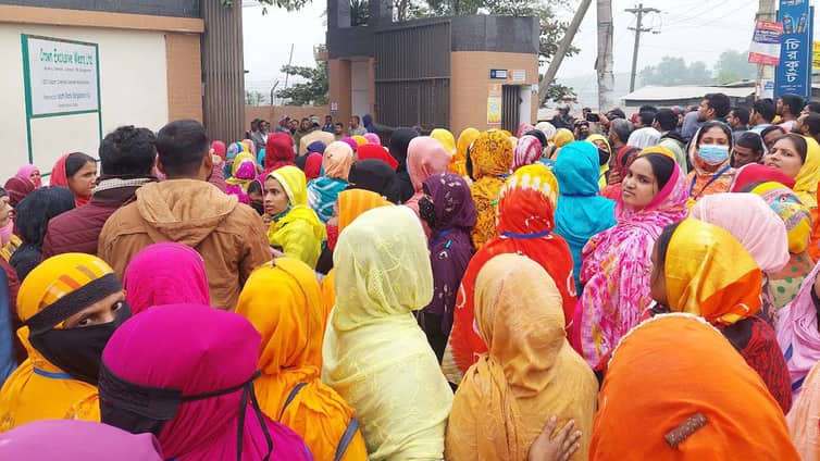গাজীপুরে সড়ক ছেড়ে কাজে ফিরেছেন পোশাক শ্রমিকরা গাজীপুরে সড়ক ছেড়ে কাজে ফিরেছেন পোশাক শ্রমিকরা