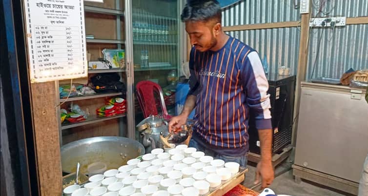 চা বিক্রি করে যুবকের দৈনিক ইনকাম ১০ হাজার টাকা চা বিক্রি