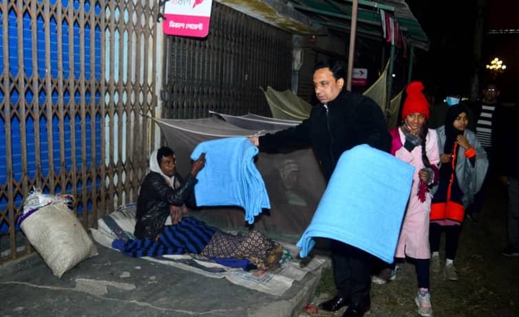 শীতার্তদের মাঝে ৬৪ হাজার কম্বল বিতরণ করলেন রাজশাহী জেলা প্রশাসক