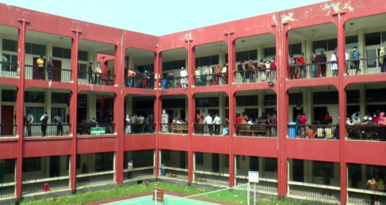 স্ত্রীকে ধাাক্কা দিয়ে ফেলে দিতে গিয়ে নিচে পড়লেন স্বামীও ধাাক্কা দিয়ে ফেলে