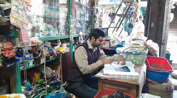 স্মার্টফোনে আসক্ত হয়ে ব্যবসায় লস, অতঃপর যা করল যুবক