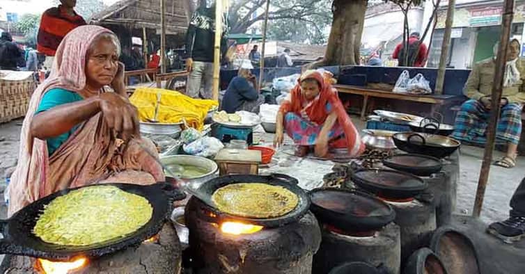 পিঠা বিক্রি করে দিনে আয় ১০ হাজার টাকা পিঠা