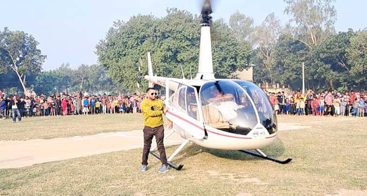 ভোট দিতে হেলিকপ্টারে করে বাড়ি আসলেন প্রবাসী প্রবাসী