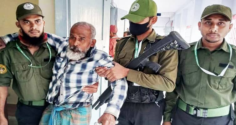 আনসারদের কাঁধে চড়ে ভোট দিলেন ৬০ বছর বয়সের বৃদ্ধ বেলাল