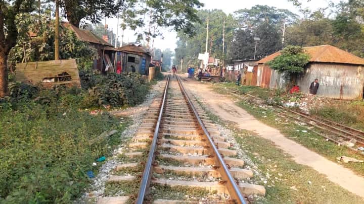 গাজীপুরে রেল লাইনের নাট খোলার অভিযোগ রেললাইনের নাট–বল্টু খোলার অভিযোগ