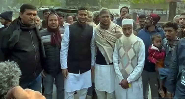 ভোটকেন্দ্রে একসঙ্গে দেখা গেল সাকিব ও শিখরকে সাকিব ও শিখর