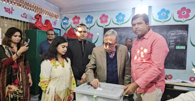 দীর্ঘ ১৫ বছর পর আজ ভোট দিয়েছেন সাবেক রাষ্ট্রপতি আবদুল হামিদ
