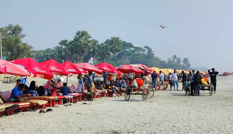 নির্বাচনের পর পর্যটকদের পদচারণায় মুখর কুয়াকাটা