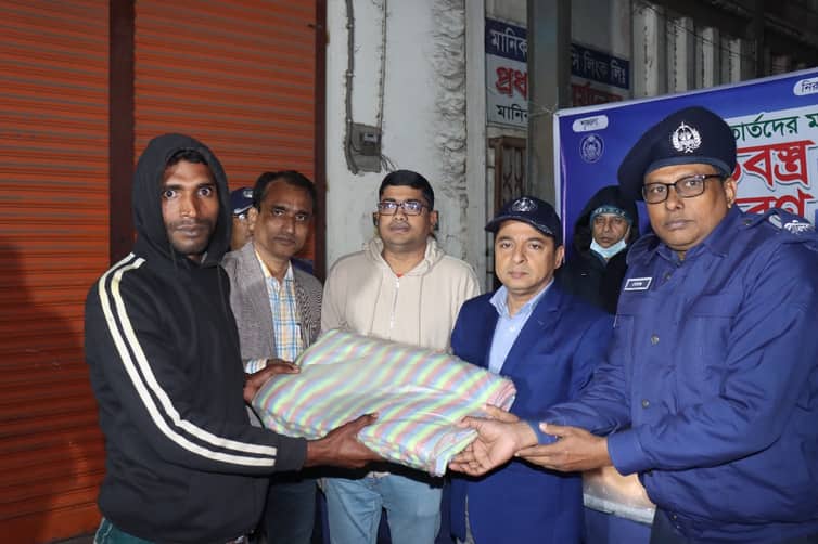 মানিকগঞ্জ জেলা পুলিশের উদ্যোগে শীতবস্ত্র বিতরণ শীতবস্ত্র বিতরণ