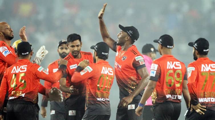 শ্বাসরুদ্ধকর ম্যাচে বরিশালকে হারাল কুমিল্লা বরিশালকে হারাল কুমিল্লা
