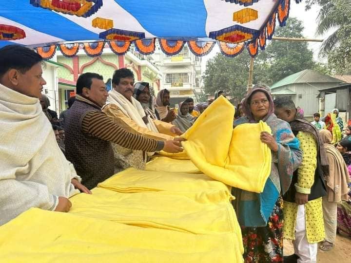 ৩০ হাজার কম্বল ও ৫ হাজার চাদর বিতরণ করলেন আ’লীগ নেতা আ: লতিফ