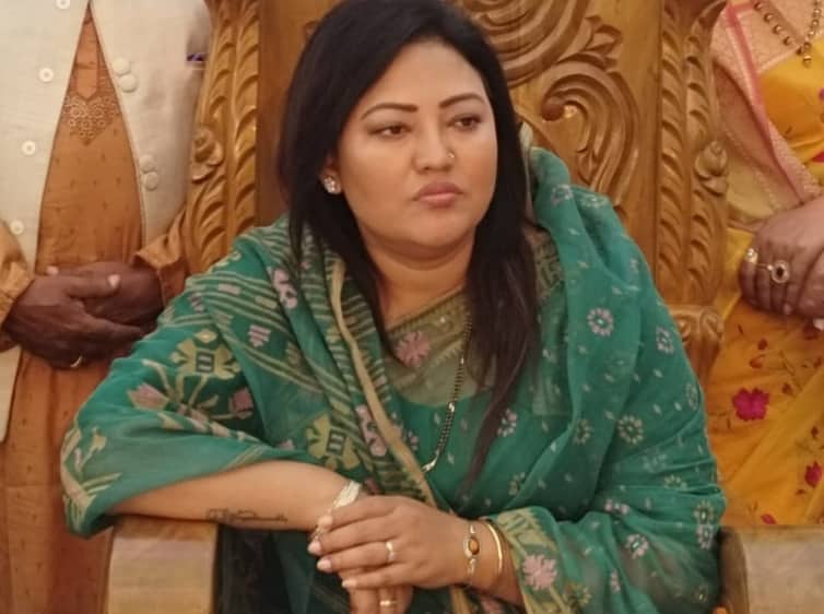 নৌকা নিয়ে পিছিয়ে মমতাজ