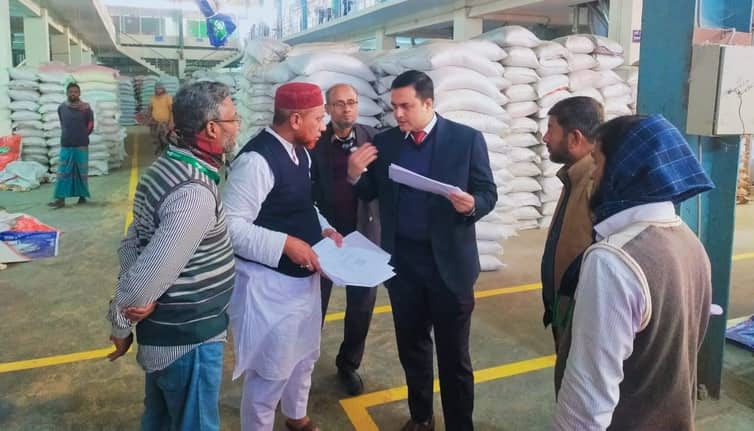পবায় চালের দাম সহনীয় রাখতে ভ্রাম্যমান আদালতের অভিযান