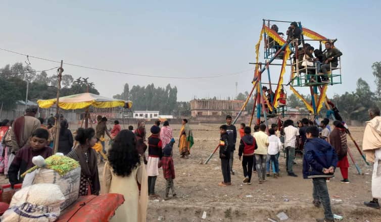 গ্রামীণ মেলায় বেশি মজা নাগরদোলায়