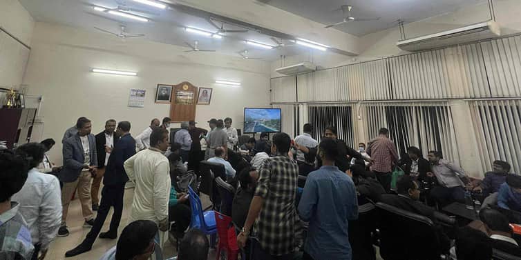 দুই দফা দাবি নিয়ে উপাচার্য দপ্তরে কুবি শিক্ষকদের অবস্থান