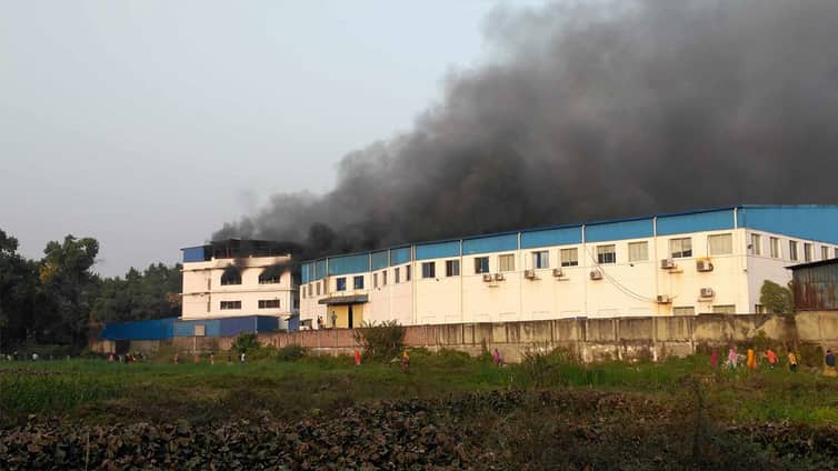 গাজীপুরে মোজা কারখানার আগুন, নিয়ন্ত্রণে ৭ ইউনিট