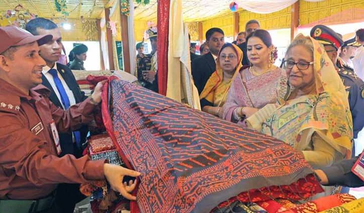গাজীপুর এসে মালা আর টাঙ্গাইলের শাড়ি কিনলেন প্রধানমন্ত্রী