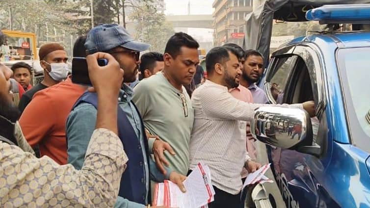 পুলিশের হাতে লিফলেট দিলেন যুবদল নেতারা