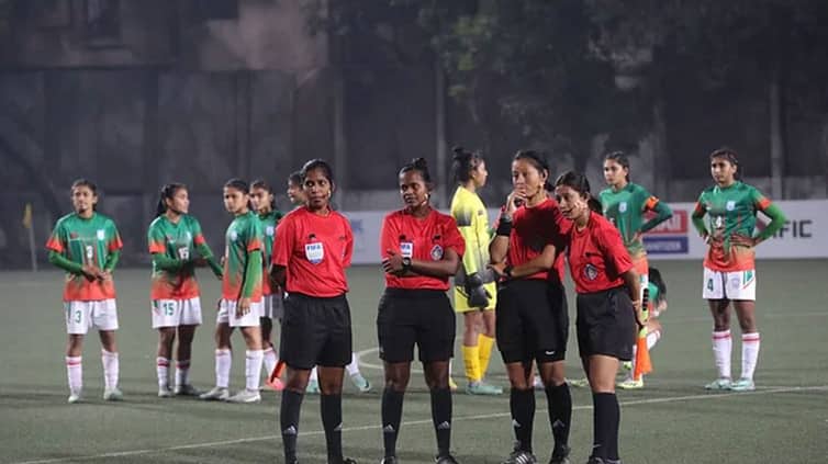 রেফারির সিদ্ধান্ত মানেনি ভারত, ৩০ মিনিট শেষ হওয়ার পরও অপেক্ষা রেফারিদের অপেক্ষা