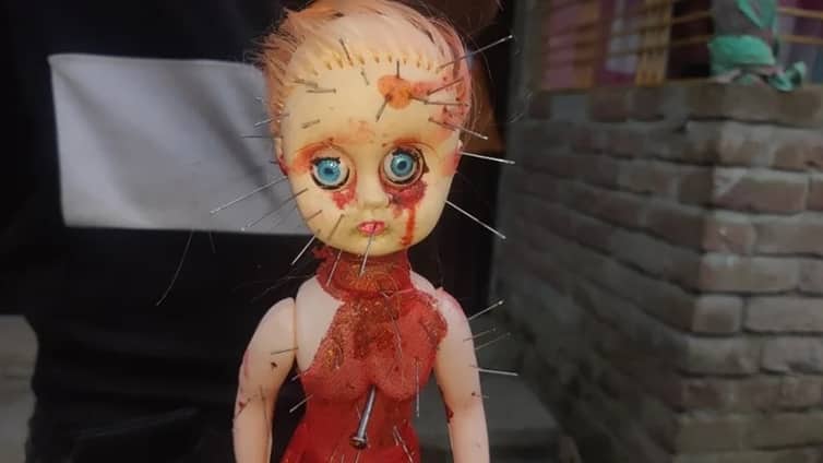 লাল-সাদা রঙের পুতুল