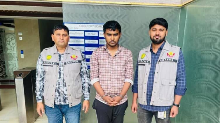 ঢাবি ভর্তি পরীক্ষার ভুয়া প্রশ্ন বিক্রি করে ১০ লাখ টাকা আয় কলেজছাত্রের