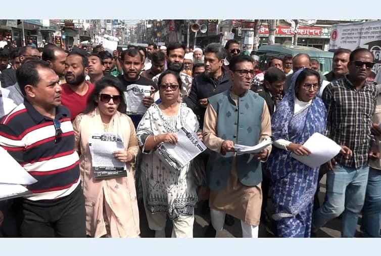 বরিশালে বিএনপির লিফলেট বিতরণ