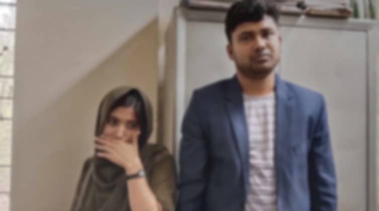 জাবিতে কবরের ওপর আপত্তিকর অবস্থায় প্রেমিকাসহ কনস্টেবল আটক!