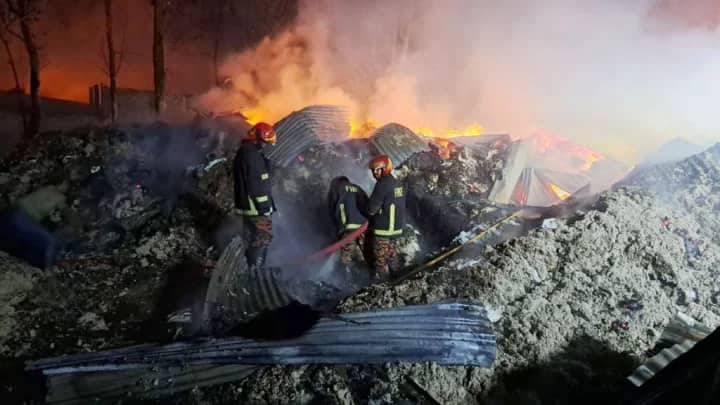 গাজীপুরে ৩ ঝুট গুদামে অগ্নিকাণ্ড, দুই ঘণ্টার চেষ্টায় নিয়ন্ত্রণে