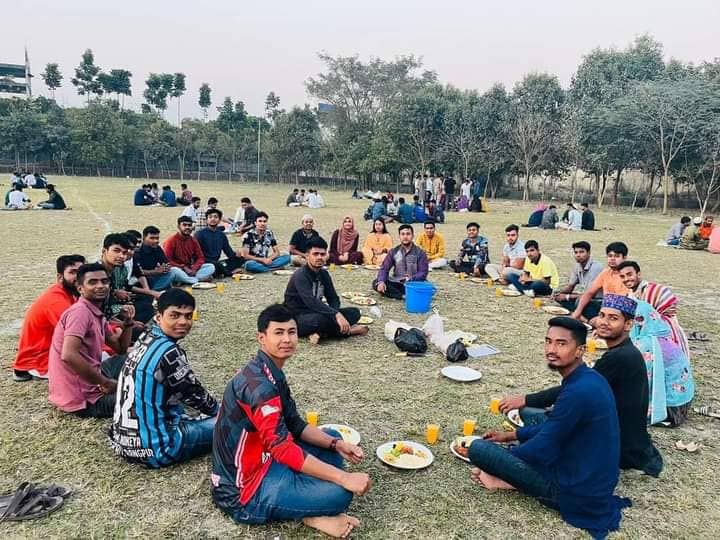 বিকেল হলেই রোজাদার শিক্ষার্থীদের মিলনমেলায় পরিণত হয় বেরোবি