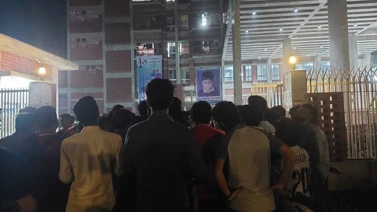 জাবিতে রাতভর শিক্ষার্থীদের সংঘর্ষ, আহত ১০