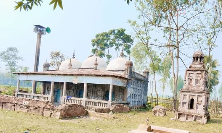 ৫০০ বছরের পুরনো ‘এক কাতার মসজিদে’ এখনও জামাত হয় এক কাতার মসজিদ