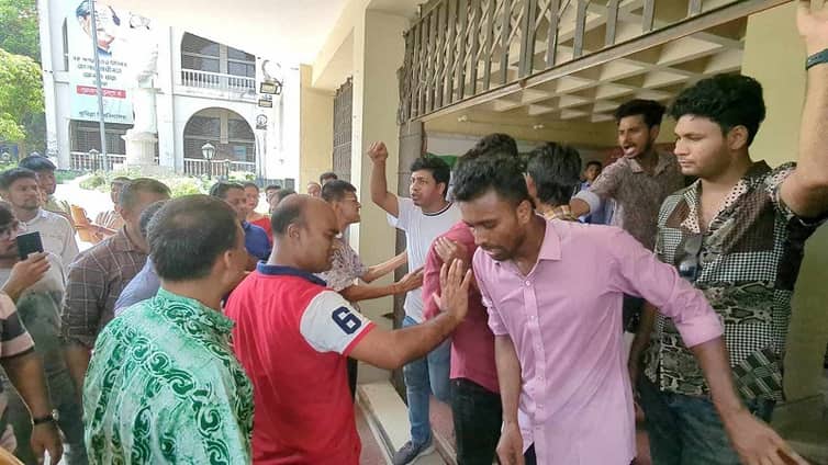 কুবিতে ত্রিমুখী সংঘর্ষ, মারধরের পাল্টাপাল্টি অভিযোগ