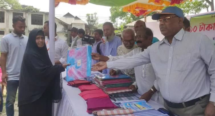 ১০ টাকায় শাড়ি-লুঙ্গি