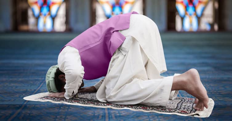 খালি গায়ে নামাজ পড়লে নামাজ হবে কি? নামাজ