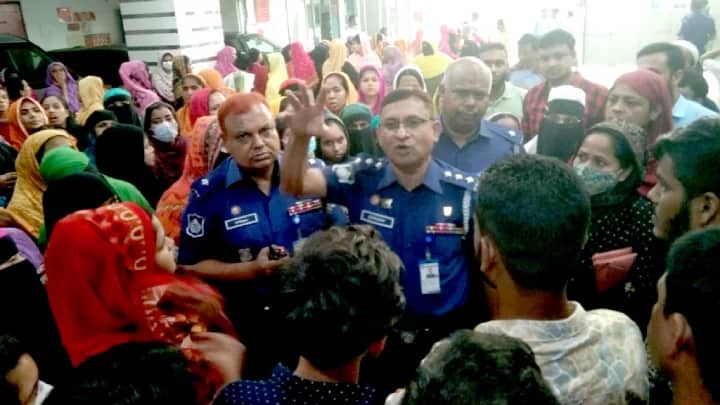 বেতনের দাবিতে টঙ্গীতে শ্রমিকদের বিক্ষোভ