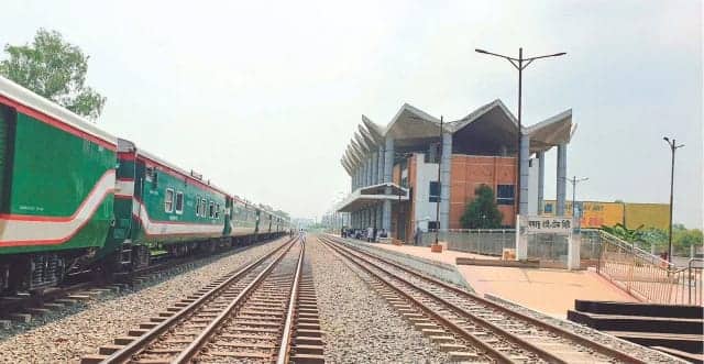 স্টেশনে ট্রেন থামে কিন্তু যাত্রী ওঠে না