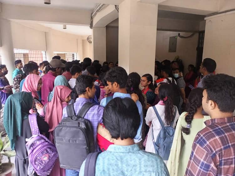 বেরোবিতে বিভাগীয় প্রধান নিয়োগ দাবিতে বিক্ষোভ, ভিসি অফিস ঘেরাও