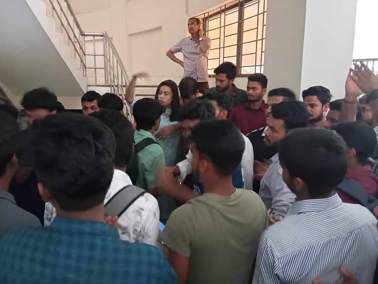 বেরোবিতে বিভাগীয় প্রধান নিয়োগের দাবিতে শিক্ষার্থীদের আল্টিমেটাম