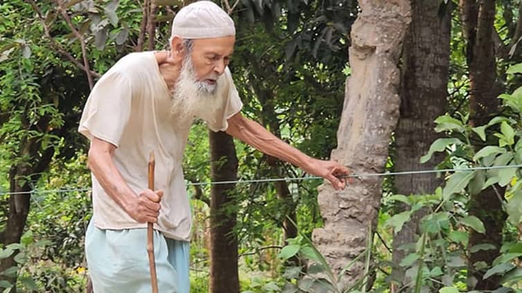 বাঁশ-দড়ি বেয়ে মসজিদে যান ১১৫ বছর বয়সী অন্ধ মোয়াজ্জিন
