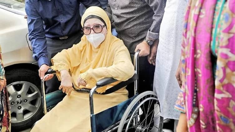 খালেদা জিয়ার বিরুদ্ধে অভিযোগ গঠনের শুনানি পেছাল খালেদা জিয়া