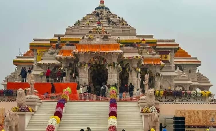 ছাদ ফেটে অঝোরে পানি পড়ছে রাম মন্দিরে