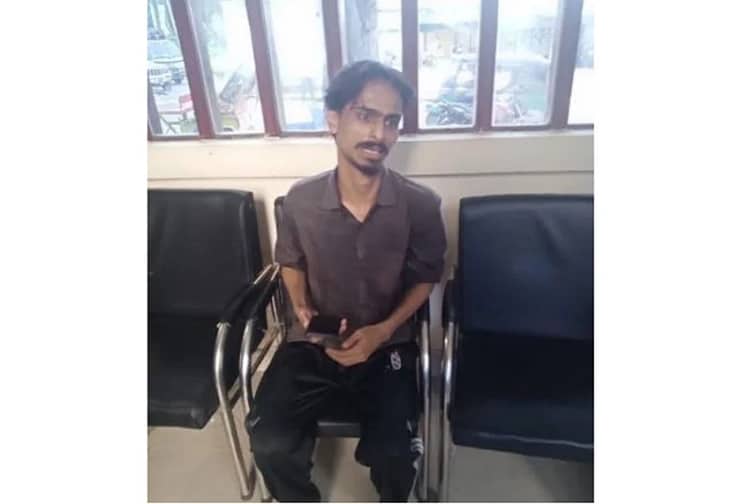 হলের জানালা বিক্রি করতে গিয়ে আটক চবি ছাত্রলীগের সাবেক নেতা, মুচলেকায় ছাড়া