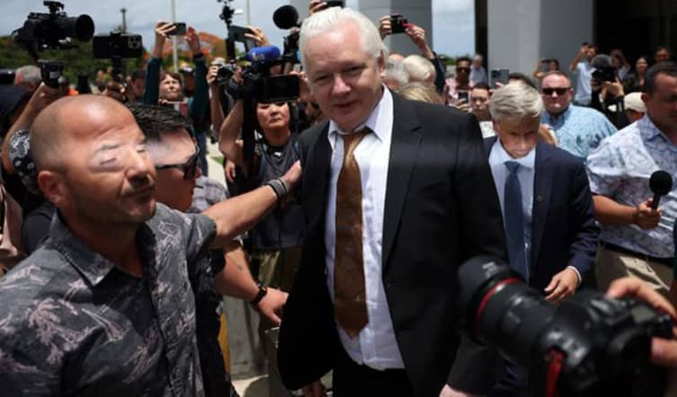 মুক্ত মানুষ হলেন অ্যাসাঞ্জ Julian Assange Australian editor