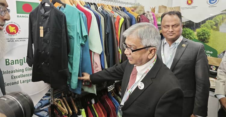 মালয়েশিয়ায় বাংলাদেশি স্টলে ব্যবসায়ী-দর্শনার্থীদের ভিড় মালয়েশিয়ায় বাংলাদেশি