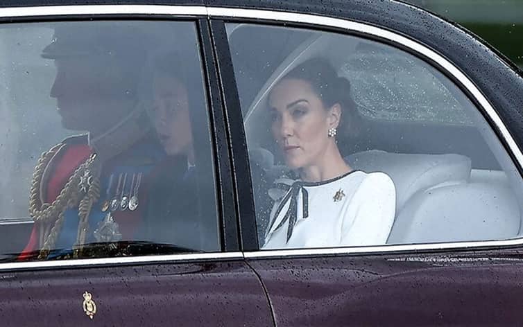 সকল উত্তর কি সাদা-কালো পোশাকেই লুকিয়ে kate-middleton
