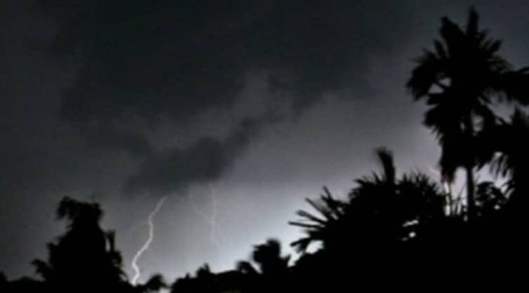 রাতের মধ্যেই দেশের ৯ অঞ্চলে ঝড়ের পূর্বাভাস Strome