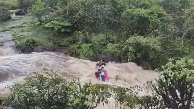 শত শত মানুষের সামনে ভেসে গেলেন ৭ জন, বাঁচার করুণ আকুতি