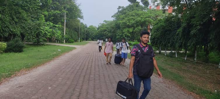 বেরোবির হল ছাড়ছেন শিক্ষার্থীরা
